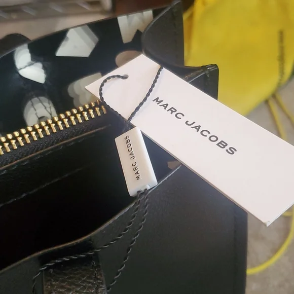 Marc jacob HOST PICK gorgeous largest tote new, gorgeous ๐ dust cover tagged - Picture 7 of 13